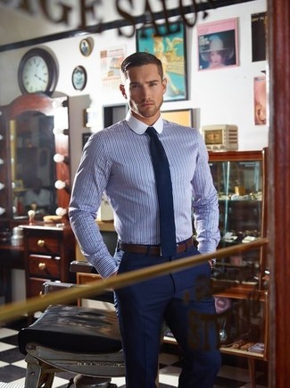 Comment porter une chemise de ville blanc et bleu marine