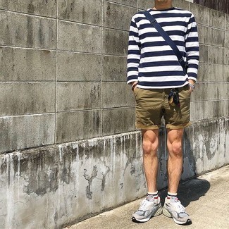 Comment porter un t-shirt à manche longue à rayures horizontales blanc et bleu marine en été