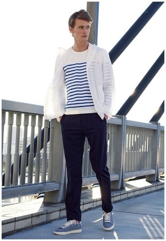 Comment porter un t-shirt à manche longue à rayures horizontales blanc et bleu marine