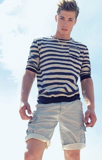 Comment porter un t-shirt à manche longue à rayures horizontales blanc et bleu marine