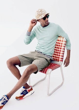 Comment porter un t-shirt à manche longue à rayures horizontales blanc et bleu marine en été