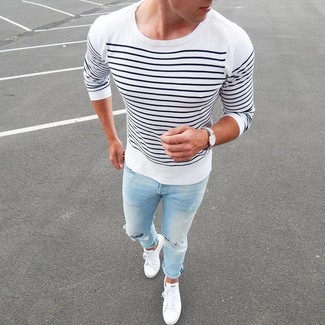 Comment porter un t-shirt à manche longue à rayures horizontales blanc et bleu marine
