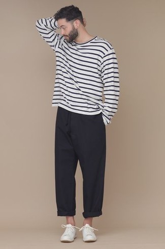 Comment porter un t-shirt à manche longue à rayures horizontales blanc et bleu marine en été