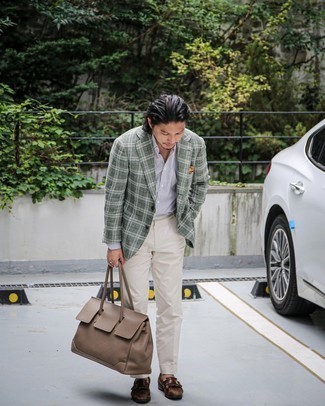 Comment porter une chemise de ville à rayures verticales blanc et bleu marine avec des slippers en cuir marron foncé pour un style elégantes en été à 30 ans