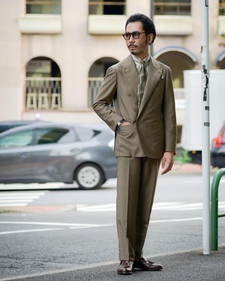 Comment porter une chemise de ville à rayures verticales blanc et bleu marine avec des slippers en cuir marron foncé pour un style elégantes en été à 30 ans