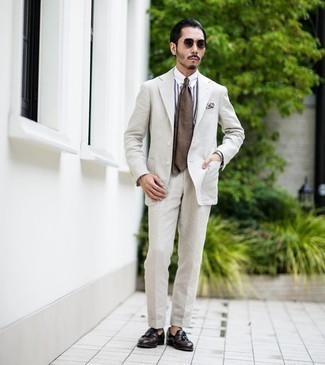 Comment porter une chemise de ville à rayures verticales blanc et bleu marine avec des slippers en cuir marron foncé pour un style elégantes en été à 30 ans