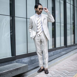 Comment porter une chemise de ville à rayures verticales blanc et bleu marine avec des slippers en cuir marron foncé pour un style elégantes en été à 30 ans