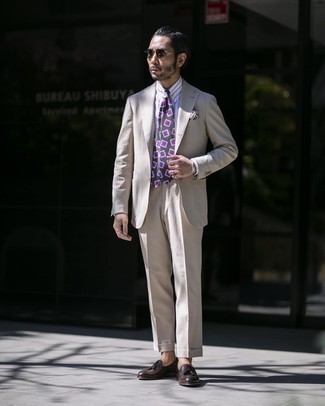 Comment porter une chemise de ville à rayures verticales blanc et bleu marine avec des slippers en cuir marron foncé pour un style elégantes en été à 30 ans
