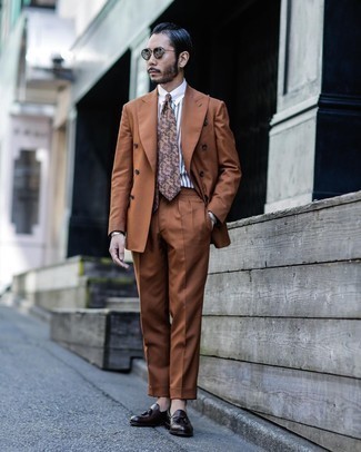 Comment porter une chemise de ville à rayures verticales blanc et bleu marine avec des slippers en cuir marron foncé pour un style elégantes en été à 30 ans
