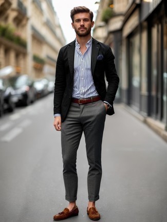 Comment porter une chemise de ville à rayures verticales blanc et bleu marine avec des slippers en cuir marron foncé pour un style elégantes en été à 30 ans