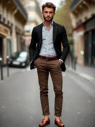 Comment porter une chemise de ville à rayures verticales blanc et bleu marine avec des slippers en cuir marron foncé pour un style elégantes en été à 30 ans