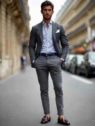 Comment porter une chemise de ville à rayures verticales blanc et bleu marine avec des slippers en cuir marron foncé pour un style elégantes en été à 30 ans