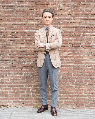 Comment porter une chemise de ville à rayures verticales blanc et bleu marine avec des slippers en cuir marron foncé pour un style elégantes en automne après 50 ans