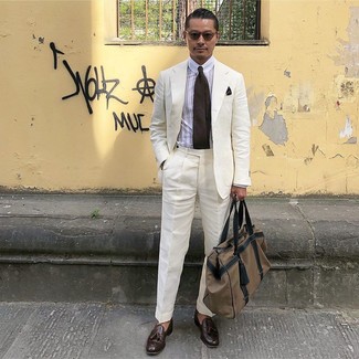 Comment porter une chemise de ville à rayures verticales blanc et bleu marine avec des slippers en cuir marron foncé pour un style elégantes en été à 30 ans