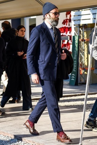 Comment porter une chemise de ville à rayures verticales blanc et bleu marine avec des slippers en cuir marron foncé pour un style elégantes en automne après 50 ans