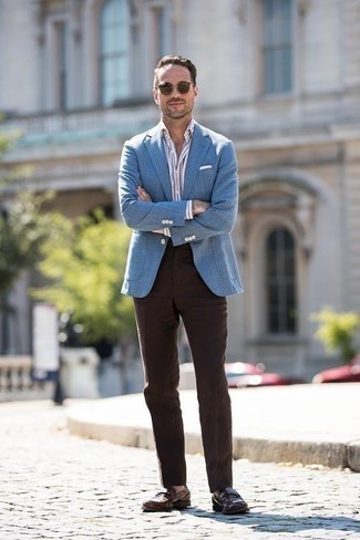 Comment porter une chemise de ville à rayures verticales blanc et bleu marine avec des slippers en cuir marron foncé pour un style elégantes en été à 30 ans