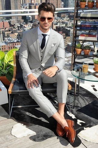 Comment porter une chemise de ville à rayures verticales blanc et bleu marine avec des slippers en cuir marron foncé pour un style elégantes en été à 30 ans