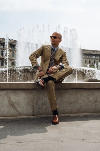Comment porter une chemise de ville à rayures verticales blanc et bleu marine avec des slippers en cuir marron foncé pour un style elégantes en été à 30 ans