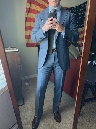 Comment porter une chemise de ville à rayures verticales blanc et bleu marine avec des slippers en cuir marron foncé pour un style elégantes en été à 30 ans