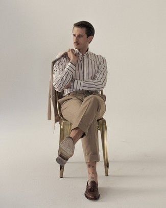 Comment porter une chemise de ville à rayures verticales blanc et bleu marine avec des slippers en cuir marron foncé pour un style elégantes en été à 30 ans