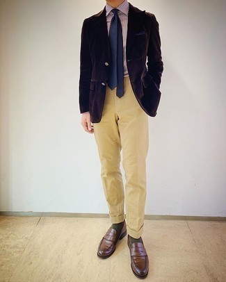 Comment porter une chemise de ville à rayures verticales blanc et bleu marine avec des slippers en cuir marron foncé pour un style elégantes en été à 30 ans