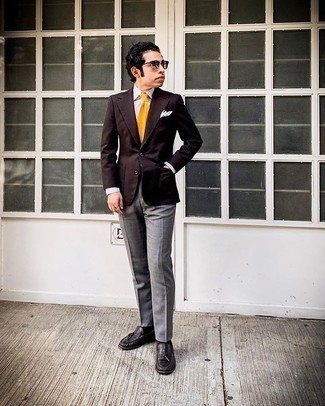 Comment porter une chemise de ville à rayures verticales blanc et bleu marine avec des slippers en cuir marron foncé pour un style elégantes en été à 30 ans