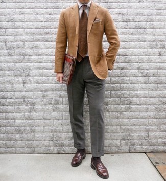 Comment porter une chemise de ville à rayures verticales blanc et bleu marine avec des slippers en cuir marron foncé pour un style elégantes en été à 30 ans