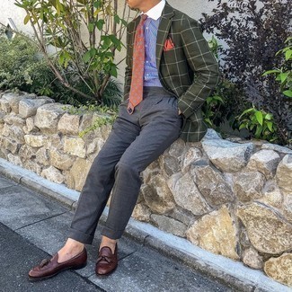 Comment porter une chemise de ville à rayures verticales blanc et bleu marine avec des slippers en cuir marron foncé pour un style elégantes en été à 30 ans