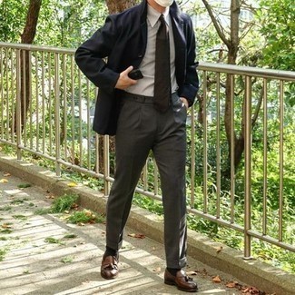 Comment porter une chemise de ville à rayures verticales blanc et bleu marine avec des slippers en cuir marron foncé pour un style elégantes en été à 30 ans