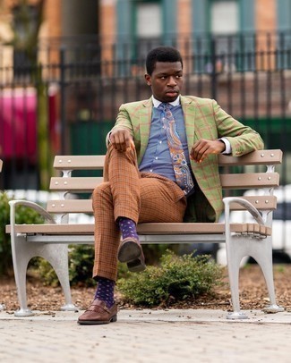 Comment porter une chemise de ville à rayures verticales blanc et bleu marine avec des slippers en cuir marron foncé pour un style elégantes en été à 30 ans