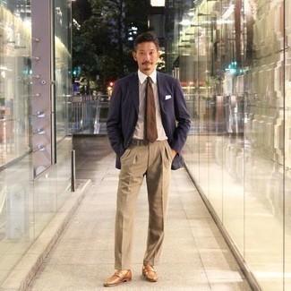 Comment porter une chemise de ville à rayures verticales blanc et bleu marine avec des slippers en cuir marron foncé pour un style elégantes en été à 30 ans