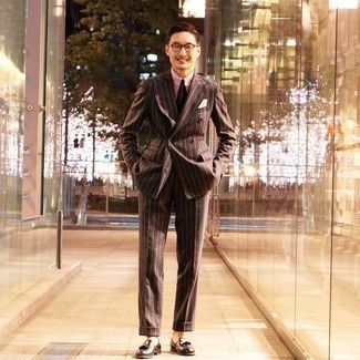 Comment porter une chemise de ville à rayures verticales blanc et bleu marine avec des slippers en cuir marron foncé pour un style elégantes en été à 30 ans