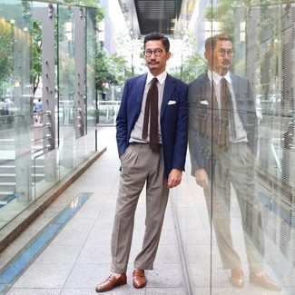 Comment porter une chemise de ville à rayures verticales blanc et bleu marine avec des slippers en cuir marron foncé pour un style elégantes en été à 30 ans