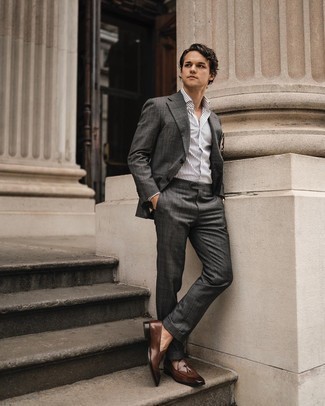 Comment porter une chemise de ville à rayures verticales blanc et bleu marine avec des slippers en cuir marron foncé pour un style elégantes en été à 30 ans