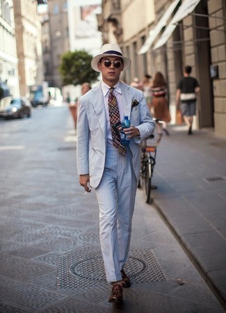 Comment porter une chemise de ville à rayures verticales blanc et bleu marine avec des slippers en cuir marron foncé pour un style elégantes en été à 30 ans