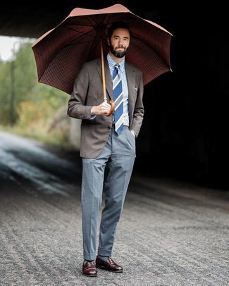 Comment porter une chemise de ville à rayures verticales blanc et bleu marine avec des slippers en cuir marron foncé pour un style elégantes en été à 30 ans