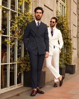 Comment porter une chemise de ville à rayures verticales blanc et bleu marine avec des slippers en cuir marron foncé pour un style elégantes en été à 30 ans