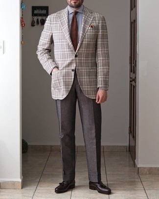 Comment porter une chemise de ville à rayures verticales blanc et bleu marine avec des slippers en cuir marron foncé pour un style elégantes en été à 30 ans