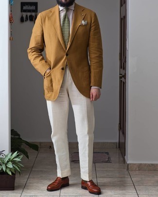 Comment porter une chemise de ville à rayures verticales blanc et bleu marine avec des slippers en cuir marron foncé pour un style elégantes en été à 30 ans