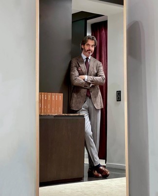 Comment porter une chemise de ville à rayures verticales blanc et bleu marine avec des slippers en cuir marron foncé pour un style elégantes au printemps après 50 ans