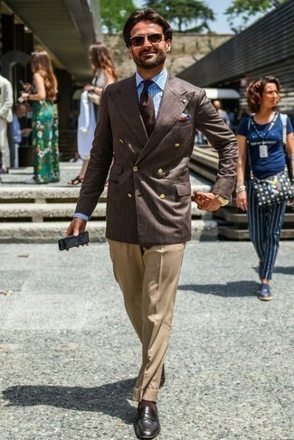 Comment porter une chemise de ville à rayures verticales blanc et bleu marine avec des slippers en cuir marron foncé pour un style elégantes en été à 30 ans