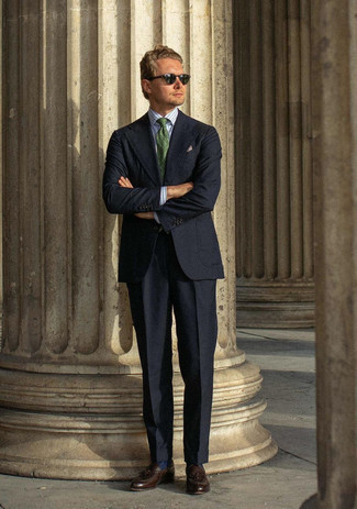 Comment porter une chemise de ville à rayures verticales blanc et bleu marine avec des slippers en cuir marron foncé pour un style elégantes en été à 30 ans