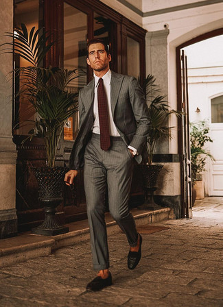 Comment porter une chemise de ville à rayures verticales blanc et bleu marine avec des slippers en cuir marron foncé pour un style elégantes en été à 30 ans