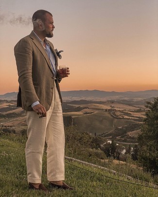 Comment porter une chemise de ville à rayures verticales blanc et bleu marine avec des slippers en cuir marron foncé pour un style elégantes en été à 30 ans