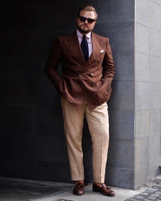 Comment porter une chemise de ville à rayures verticales blanc et bleu marine avec des slippers en cuir marron foncé pour un style elégantes en été à 30 ans