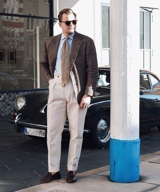 Comment porter une chemise de ville à rayures verticales blanc et bleu marine avec des slippers en cuir marron foncé pour un style elégantes en été à 30 ans