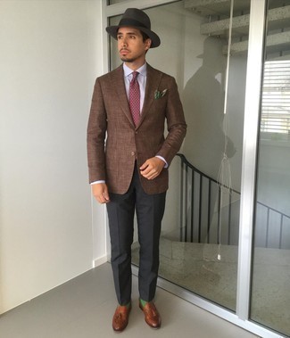 Comment porter une chemise de ville à rayures verticales blanc et bleu marine avec des slippers en cuir marron foncé pour un style elégantes en été à 30 ans