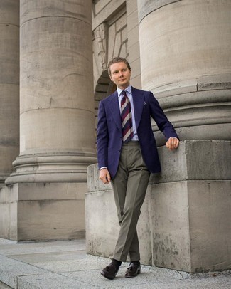 Comment porter une chemise de ville à rayures verticales blanc et bleu marine avec des slippers en cuir marron foncé pour un style elégantes en été à 30 ans