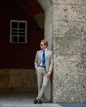 Comment porter une chemise de ville à rayures verticales blanc et bleu marine avec des slippers en cuir marron foncé pour un style elégantes en été à 30 ans