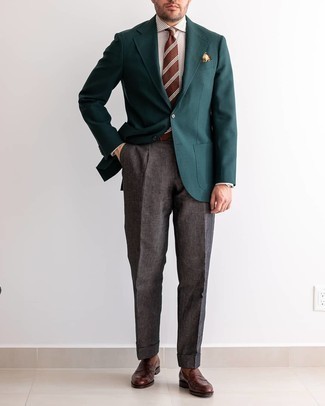 Comment porter une chemise de ville à rayures verticales blanc et bleu marine avec des slippers en cuir marron foncé pour un style elégantes en été à 30 ans